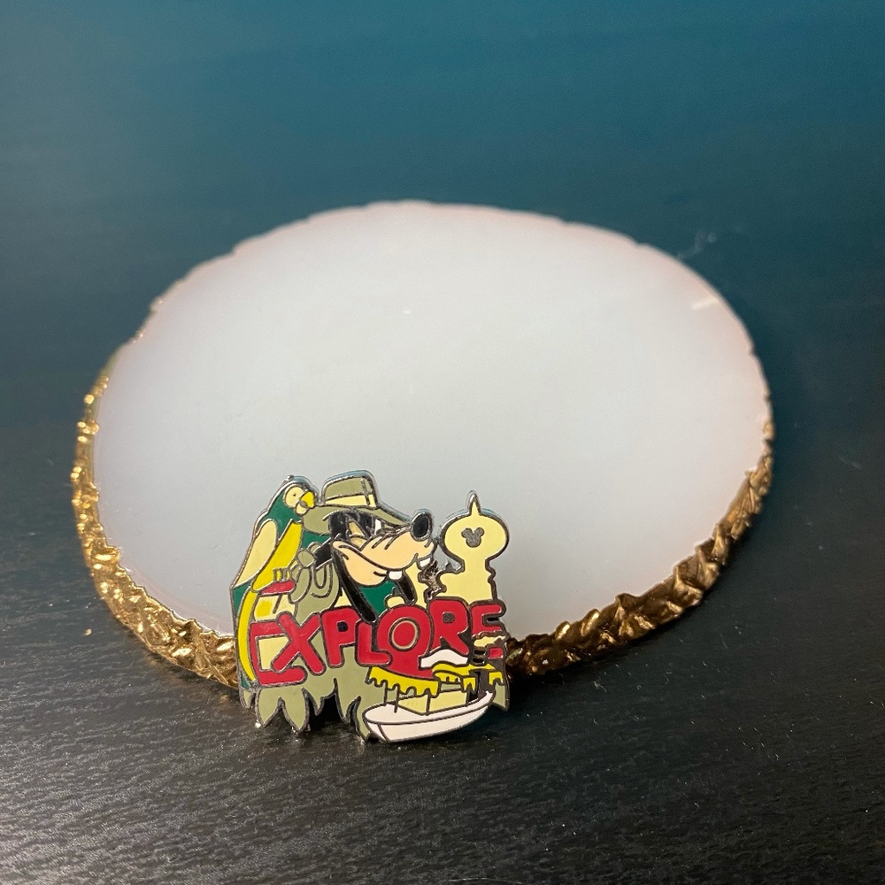 2007 Disneyland Resort Hotel Hidden Mickey Collection Pin Goofy Explore Tiki Pin